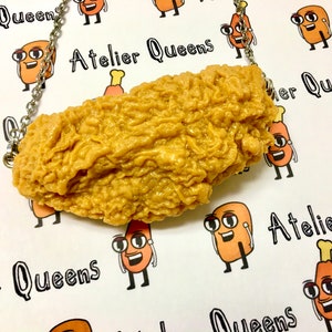 手羽先の炒めネックレス。 誕生日プレゼント用のリアルなフードネックレス。 楽しみとパーティーのための模造食品ペンダント。実際のサイズ。 無料ポーチ