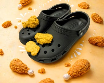 Dije de zapato de pollo frito hecho a mano: un divertido y realista dije de comida para calzado.