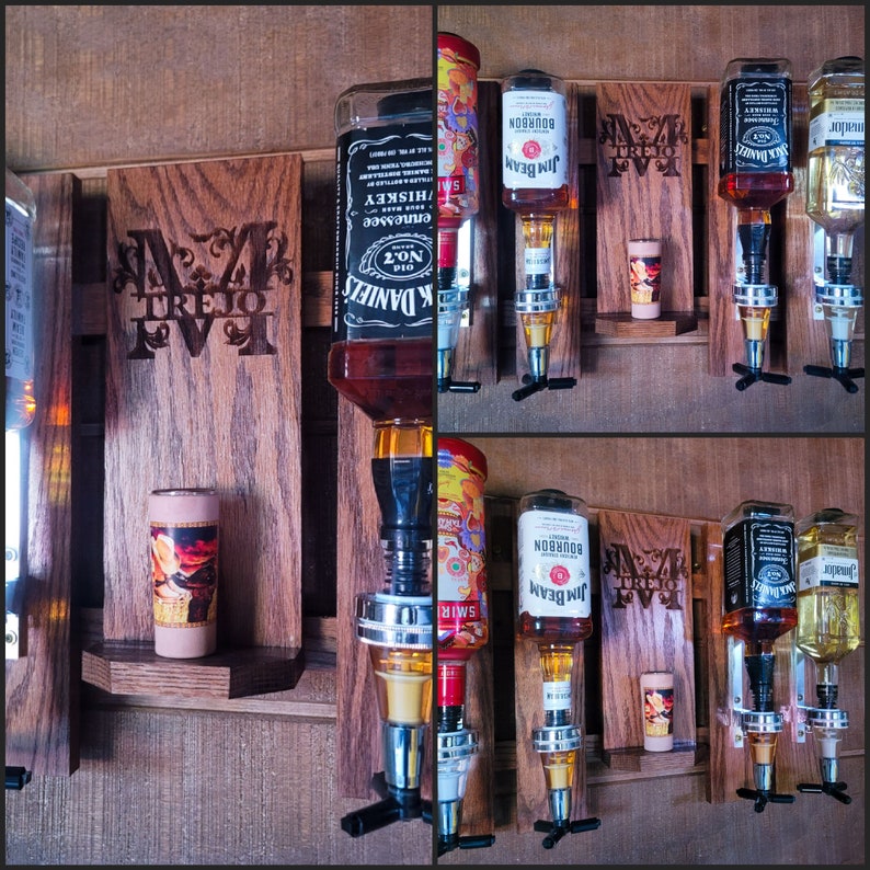 Puede incluir: Un dispensador de licores de madera con varias botellas de alcohol, incluyendo Jack Daniel's y Jim Beam. El dispensador tiene una placa de madera personalizada con el nombre "TREJO" grabado. Tambi&eacute;n se ve un vaso de chupito.