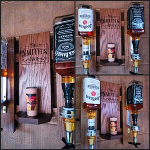 Puede incluir: Un expositor de bar de madera con el texto "The Smith's Bar" y m&uacute;ltiples dispensadores de botellas de licor. Los dispensadores contienen botellas de Jack Daniel's y Jim Beam, con vasos de chupito en peque&ntilde;as estanter&iacute;as.