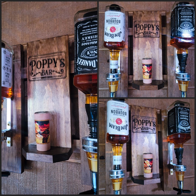 Puede incluir: Un expositor de bar de madera con m&uacute;ltiples dispensadores de botellas de licor. La pantalla presenta el texto "POPPY'S BAR" e incluye botellas de Jack Daniel's y bourbon Jim Beam. Tambi&eacute;n hay un peque&ntilde;o vaso de chupito decorativo.