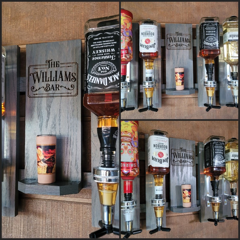 Puede incluir: Un expositor de bar de madera con m&uacute;ltiples dispensadores de botellas de licor. La pantalla presenta el texto "The Williams Bar" e incluye botellas de Jack Daniel's, Jim Beam y Smirnoff. Tambi&eacute;n se ve un vaso de chupito.