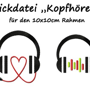 Könnte beinhalten: Zwei Stickdateien für einen 10x10cm Rahmen. Das erste Design ist eine schwarz-weiße Umrandung von Kopfhörern mit einem roten Herzen. Das zweite Design ist eine schwarz-weiße Umrandung von Kopfhörern mit einer grün-roten Schallwelle.