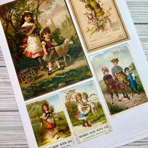 Pu&ograve; includere: Quattro cartoline d'epoca con bambini in ambientazioni diverse. La cartolina in alto a sinistra mostra due ragazze in un giardino con un agnello. La cartolina in alto a destra mostra una ragazza che tiene dei fiori con una ragazza pi&ugrave; piccola dietro di lei. La cartolina in basso a sinistra mostra una ragazza che tiene dei fiori in un campo. La cartolina in basso a destra mostra due ragazze e un ragazzo in piedi su un sentiero. Tutte le cartoline riportano il testo "Providence Roller Skating Rink, J. Garceau, Manager."