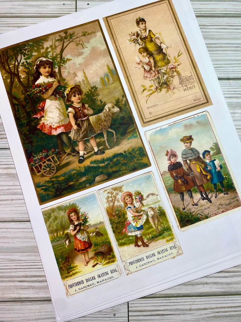 Pu&ograve; includere: Quattro cartoline d'epoca con bambini in ambientazioni diverse. La cartolina in alto a sinistra mostra due ragazze in un giardino con un agnello. La cartolina in alto a destra mostra una ragazza che tiene dei fiori con una ragazza pi&ugrave; piccola dietro di lei. La cartolina in basso a sinistra mostra una ragazza che tiene dei fiori in un campo. La cartolina in basso a destra mostra due ragazze e un ragazzo in piedi su un sentiero. Tutte le cartoline riportano il testo "Providence Roller Skating Rink, J. Garceau, Manager."