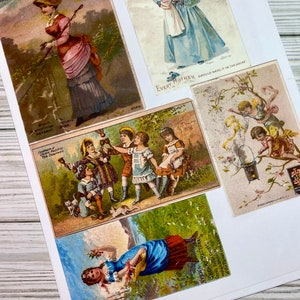 Pu&ograve; includere: Una collezione di pubblicit&agrave; vintage con bambini. Una pubblicit&agrave; mostra una bambina con un vestito blu che tiene una bambola. Un'altra pubblicit&agrave; mostra un gruppo di bambini che giocano con una campana. Una terza pubblicit&agrave; mostra una bambina con un vestito blu che tiene un cestino di fiori. Le pubblicit&agrave; sono stampate su carta con uno sfondo bianco.