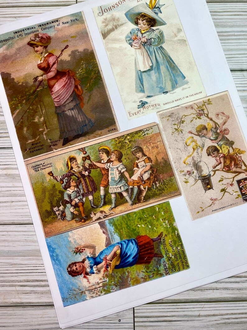 Pu&ograve; includere: Una collezione di pubblicit&agrave; vintage con bambini. Una pubblicit&agrave; mostra una bambina con un vestito blu che tiene una bambola. Un'altra pubblicit&agrave; mostra un gruppo di bambini che giocano con una campana. Una terza pubblicit&agrave; mostra una bambina con un vestito blu che tiene un cestino di fiori. Le pubblicit&agrave; sono stampate su carta con uno sfondo bianco.