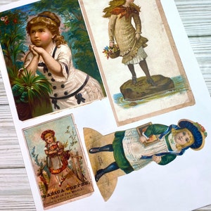 Pu&ograve; includere: Un set di bambole di carta vintage con tre giovani ragazze vestite con abiti d'epoca vittoriana. Le bambole sono stampate su carta spessa e hanno dettagli intricati, tra cui bordi in pizzo, fiocchi e motivi floreali. Le bambole di carta sono pronte per essere ritagliate e giocate.
