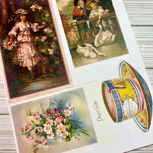 Pu&ograve; includere: Quattro cartoline vintage raffiguranti una ragazza in un vestito rosa in piedi in un giardino, due bambini che nutrono cigni su un ponte, un mazzo di fiori rosa e una tazza da t&egrave; con un design blu e giallo. La tazza da t&egrave; ha il testo "Morton's China & Glass 8 W. 14th St. N.Y."