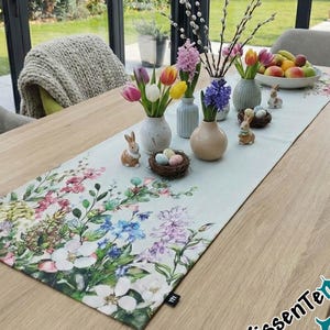 Chemin de table fleuri « FlowerPower », double épaisseur, beige/crème, orné de joyeuses fleurs sauvages colorées, une décoration de table champêtre et éclatante pour l'été et l'automne.
