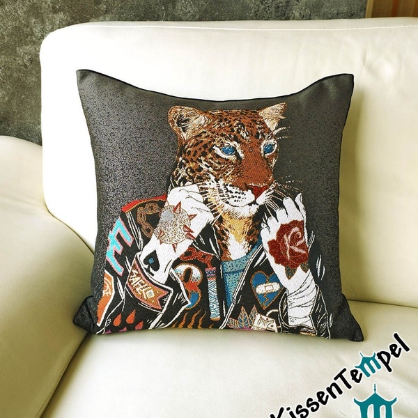 Housse de coussin design « Crazy Leo » 45 x 45 cm en tissu tapisserie élégant. Un oreiller fou pour les fous. Le léopard rencontre le design de mode