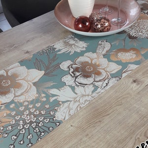 Eleganter TischLäufer  "Venezia", opulente Blumen in Messingoptik auf bleu-farbenem Hintergrund, edel, asiatisch, Osterdeko, doppellagig !