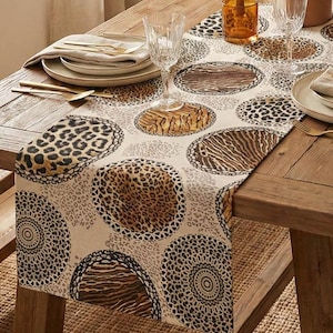 Camino de mesa/centro de mesa estilo africano "Mandala África", mandalas redondos rellenos de estampados de piel de leopardo y tigre, cálidos colores otoñales.