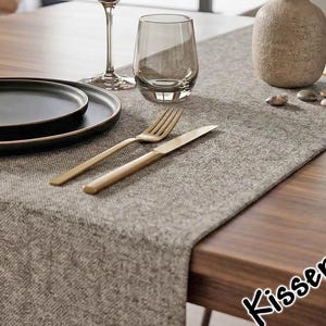 Elegant "Carmen" table runner in taupe with a fine weave and subtle shimmer for a sophisticated ambience