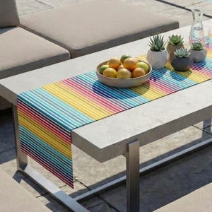 Echter Outdoor TischLäufer "Rainbow" - wetterfest & UV-beständig - Streifen in Regenbogenfarben für draußen, Balkon, Terrasse, Wintergarten