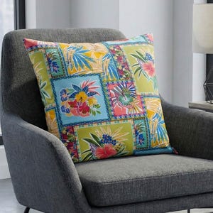 Tropische "Hawaii" kussenhoes met exotische bloemen en planten in een verfijnd patchworkontwerp – een vrolijk kussen voor Pasen en andere lentedecoraties.