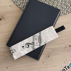Handsytt bokmärke "Musiknoter" - Den perfekta presenten för musiker, sångare, musiklärare och musikälskare.