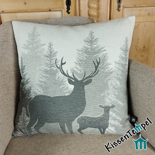 Housse de coussin maison de campagne « Forêt de cerfs » en tissu de tapisserie de qualité supérieure 45 x 45 cm, cerf majestueux dans la forêt de sapins, style maison de campagne, décoration hivernale