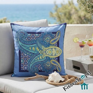 Funda de cojín náutica de lujo "Oceanetti" de 60 x 60 cm, en azul, turquesa y amarillo. Diseño italiano con estampado paisley. Motivo: mar, pulpo y verano.