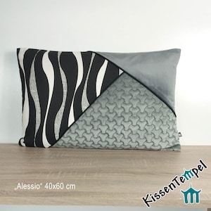 Könnte beinhalten: Ein Kissen mit schwarz-weißem Zebra-Muster, einem grauen gesteppten Teil und einem einfarbigen grauen Samtteil. Das Kissen ist 40x60 cm groß.