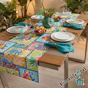 Chemin de table tropical « Hawaï » orné de fleurs et de plantes exotiques dans un motif patchwork sophistiqué, parfait pour une décoration joyeuse de Pâques et de printemps.