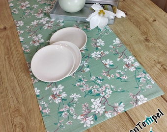 Chemin de table / couverture intermédiaire « Hanami » double couche ! Fleurs de cerisiers du Japon sur fond vert menthe, pour votre décoration printanière / décoration estivale