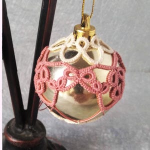 Christmas bauble cover tatting pattern. Tatting lace tutorial for holiday decorations. Instructions for shuttle tatters
