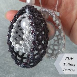 Może przedstawiać: Wzór PDF na srebrną i czarną ozdobę wykonaną techniką tatting. Ozdoba wykonana jest z delikatnej koronki szydełkowej i zdobiona koralikami.