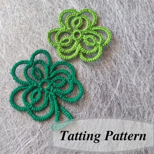 Pode incluir: Dois padrões de renda de tricô verde em forma de trevos de quatro folhas. O trevo superior é de um tom de verde mais claro e o trevo inferior é de um tom de verde mais escuro. O texto "Tatting Pattern" está escrito em preto na parte inferior da imagem.