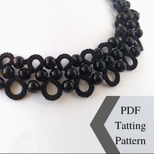 Puede incluir: Collar negro con cuentas con un patrón de tatting. Patrón de tatting PDF.
