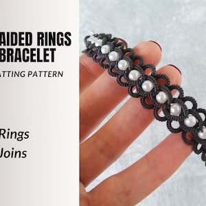 Könnte beinhalten: Schwarzes geflochtenes Armband mit weißen Perlen, mit einem Tatting-Muster. Das Armband besteht aus mehreren miteinander verbundenen Ringen. Das Bild enthält den Text "BRAIDED RINGS BRACELET TATTING PATTERN" und eine Liste mit "Rings" und "Joins".