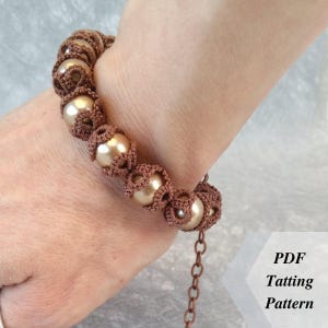 Może przedstawiać: Bransoletka zrobiona na szydełku w kolorze brązowym z złotymi koralikami i łańcuszkiem. Wzór Tatting PDF.