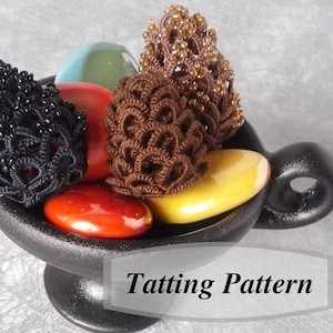 Może przedstawiać: Wzór tattingowy na szydełku w kolorze czarnym, brązowym i beżowym z tekstem "Tatting Pattern" na czarnym cokole.