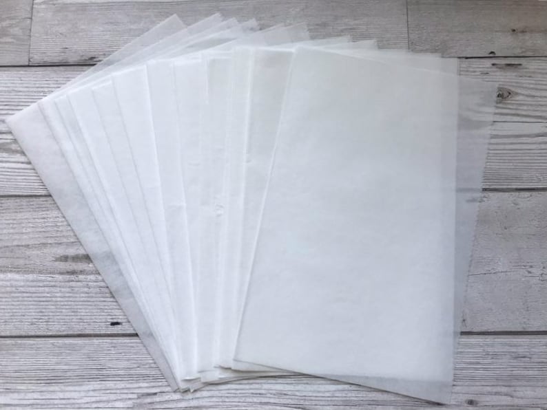 Pu&ograve; includere: Un mucchio di fogli di carta velina bianca. La carta &egrave; sottile e traslucida.