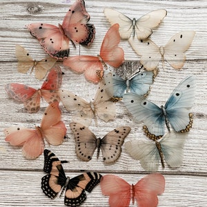 Vélin et cartes fussycut pour la tenue d'un journal, éphémères de journaux indésirables, papillons découpés, fabrication de cartes, collage, décoration de table de mariage