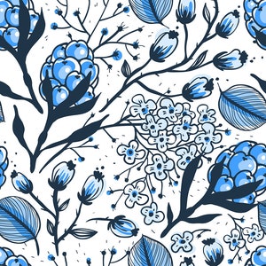 Puede incluir: Un patr&oacute;n sin costuras con dise&ntilde;os florales azules y blancos. El patr&oacute;n incluye flores, hojas y bayas estilizadas. El fondo es blanco.