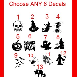 Puede incluir: Una hoja de 13 calcoman&iacute;as de Halloween en blanco y negro. Las calcoman&iacute;as est&aacute;n numeradas del 1 al 13 y presentan im&aacute;genes como una calavera, una bruja, un fantasma, una ara&ntilde;a y una calabaza. Elige 6 calcoman&iacute;as.