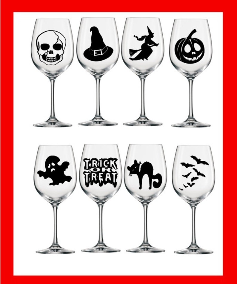 Puede incluir: Conjunto de ocho copas de vino con dise&ntilde;os negros de tem&aacute;tica de Halloween. Los dise&ntilde;os incluyen una calavera, un sombrero de bruja, una bruja en una escoba, una calabaza, un fantasma, "Trick or Treat", un gato negro y murci&eacute;lagos.