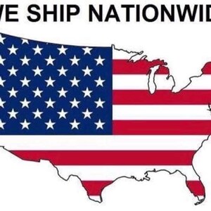 Pu&ograve; includere: Un'illustrazione della mappa degli Stati Uniti riempita con la bandiera americana. La parte superiore dell'immagine recita "WE SHIP NATIONWIDE" in grassetto. Il design della bandiera presenta blu con stelle bianche e strisce rosse e bianche.