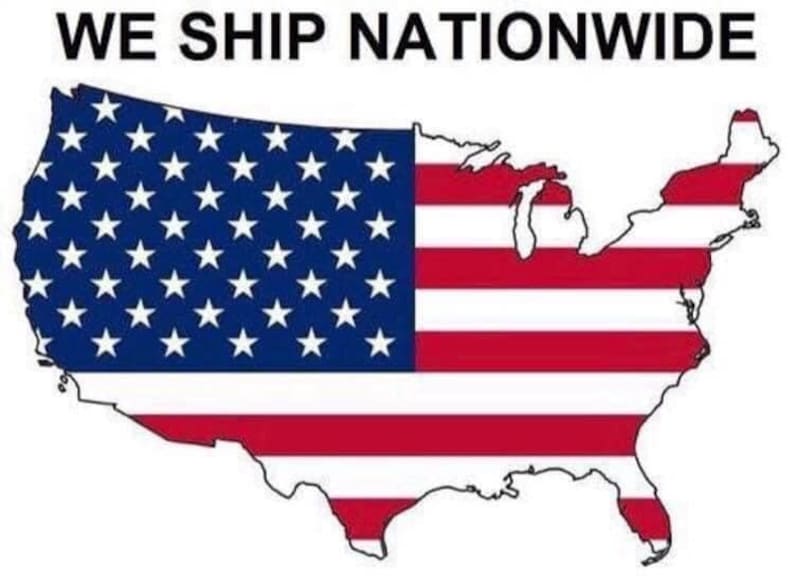 Pu&ograve; includere: Un'illustrazione della mappa degli Stati Uniti riempita con la bandiera americana. La parte superiore dell'immagine recita "WE SHIP NATIONWIDE" in grassetto. Il design della bandiera presenta blu con stelle bianche e strisce rosse e bianche.