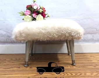 Podnóżek Glam Faux Fur | Mały tapicerowany stołek z nogami z litego drewna i metalu | Elegancki stołek | Akcent do pokoju dziecięcego | Styl Hollywood Regency