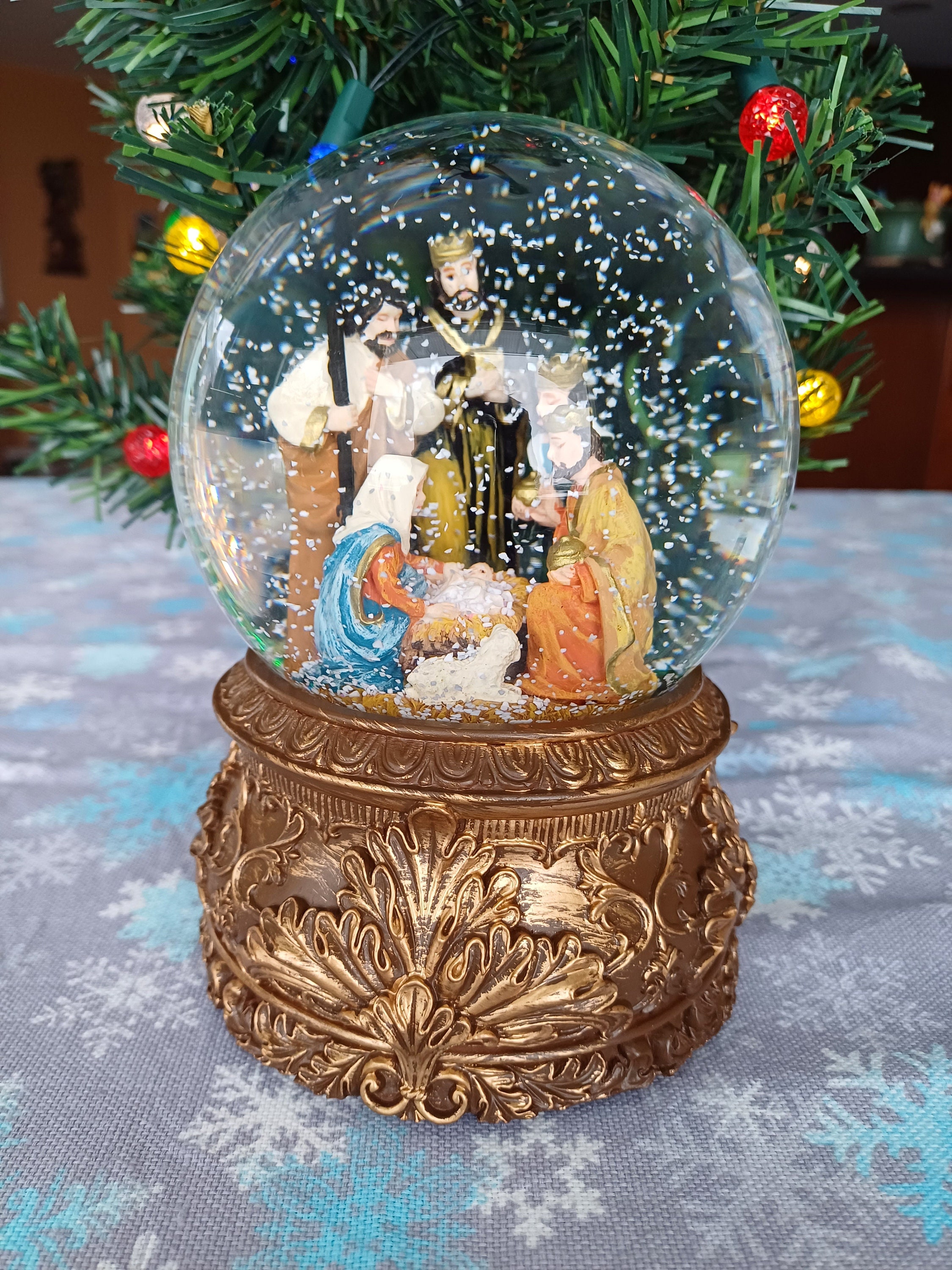 Snow globe glitter Nativity and Wise Men 12 cm