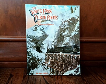 Livre vintage à couverture souple « The White Pass and Yukon Route. A Pictorial History. » par Stan Cohen. Copyright 1980, 104 pages.
