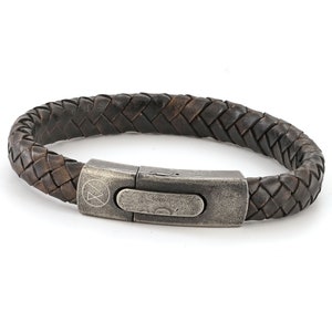 Leren armband met verborgen coördinaten of bericht voor heren in retrobruin en optionele gravure.