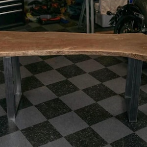 Escritorio de madera con borde natural: madera maciza, mesa de oficina moderna y rústica
