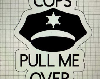 Puede incluir: Pegatina en blanco y negro con el texto "Only Ugly Cops Pull Me Over" y un gorro de policía en blanco y negro con una estrella.