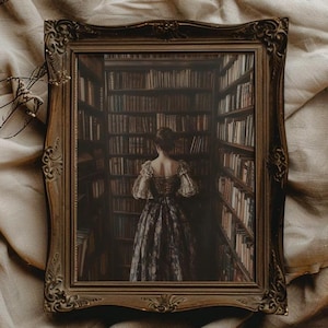 Può includere: Un dipinto incorniciato di una donna con un lungo vestito scuro in piedi in una biblioteca con scaffali pieni di libri.