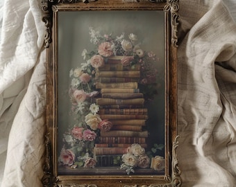 Op de afbeelding: Een vintage-stijl ingelijste print met een stapel oude boeken versierd met delicate witte en roze bloemen. De boeken zijn in een torenvorm gerangschikt, met de bloemen die langs de zijkanten naar beneden vallen. De lijst is versierd en heeft een donkerbruine afwerking.