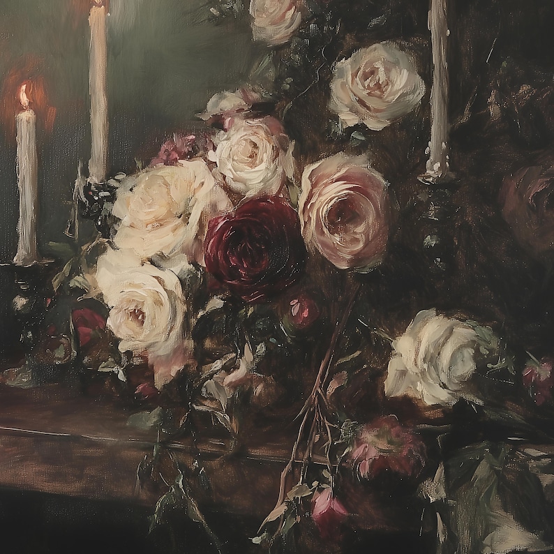 Puede incluir: Un bodeg&oacute;n oscuro y melanc&oacute;lico con un ramo de rosas blancas y burdeos con velas encendidas en el fondo.