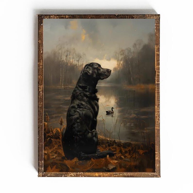 Puede incluir: Una pintura al &oacute;leo enmarcada de un labrador retriever negro sentado junto a un lago. El perro mira hacia la derecha del marco, y hay dos patos nadando en el agua.